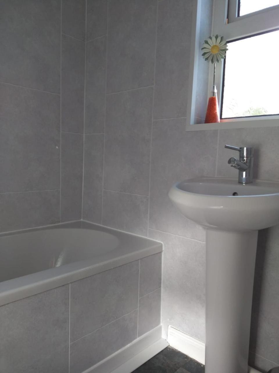 Very Central Location- Free Parking - 2 Bedrooms Belfast Kültér fotó